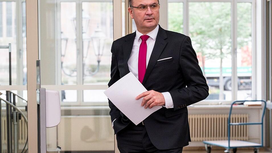 Der bayerische Finanzminister Albert F&uuml;racker (CSU) spricht von &laquo;erheblichen Anstrengungen, um die korrekte Besteuerung von Influencern und anderen Social-Media-Akteuren sicherzustellen&raquo;.