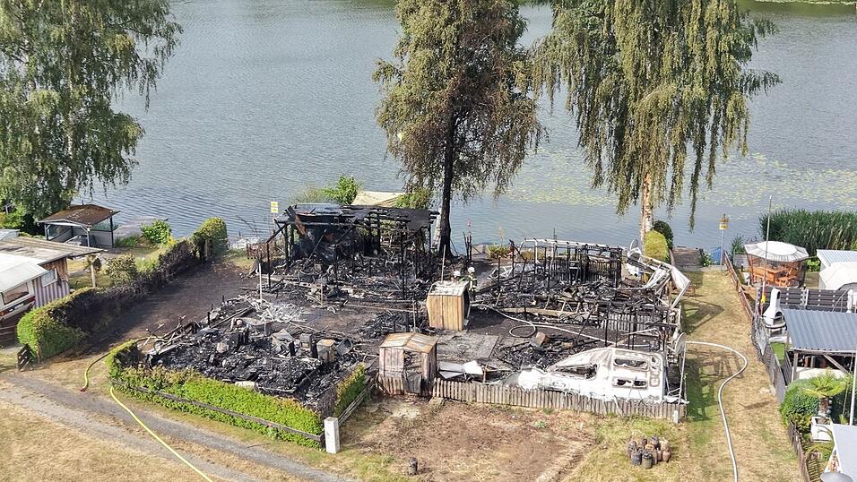 Eine Woche nach einem Feuer auf einem Campingplatz ist die Ursache weiter unklar. (Archivbild) Eine Woche nach einem Feuer auf einem Campingplatz ist die Ursache weiter unklar. (Archivbild)