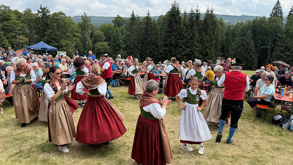 Der Trachtenverein Lindberg sorgte mit seinen Tanzaufführungen für eine mitreißende Darbietung und begeisterte das Publikum. Foto: Julia Reihofer/Nationalpark Bayerischer Wald Der Trachtenverein Lindberg sorgte mit seinen Tanzaufführungen für eine mitreißende Darbietung und begeisterte das Publikum. Foto: Julia Reihofer/Nationalpark Bayerischer Wald