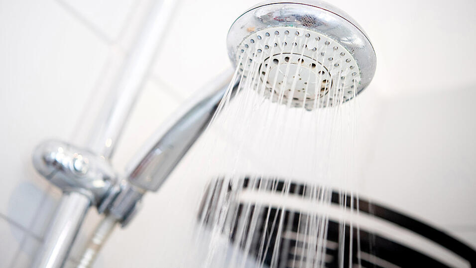 Ein Unbekannter soll Frauen in einer Dusche in Passau gefilmt haben. (Symbolbild) Ein Unbekannter soll Frauen in einer Dusche in Passau gefilmt haben. (Symbolbild)