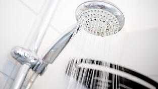 Ein Unbekannter soll Frauen in einer Dusche in Passau gefilmt haben. (Symbolbild)