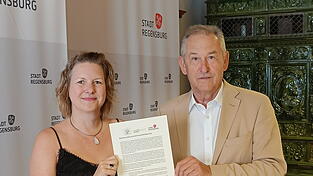 Anne Wurzbacher von Foodsharing und Bürgermeister Ludwig Artinger.
