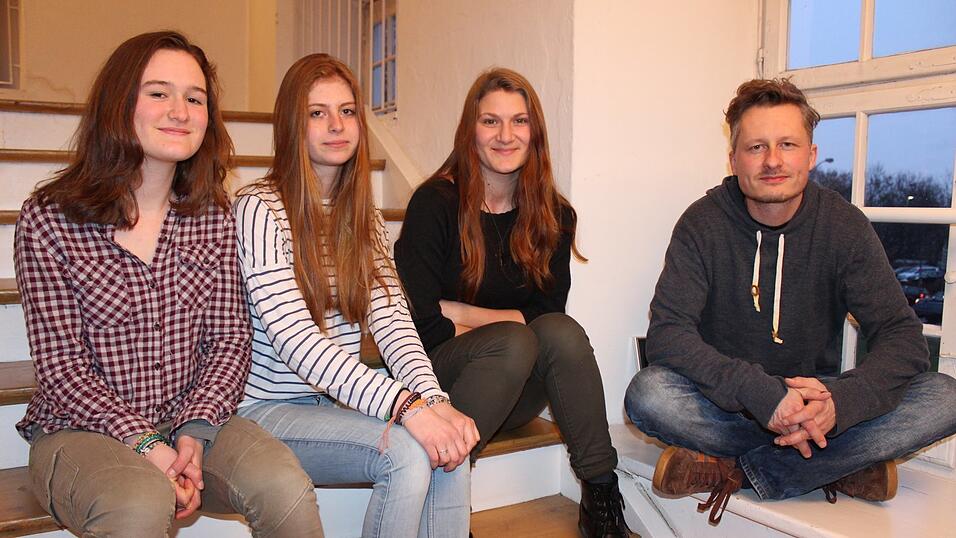 Sebastian Hofm&uuml;ller mit den Schauspielerinnen Margareta Empl, Luisa Schulze und Anne Pfitzner (von rechts). (Foto: Kirchensteiner)