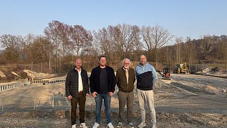 Erster Vorstand Christoph Raith, Sportwart Ralph Obermaier, Zweiter Vorstand Klaus L&uuml;ttecke und Vereinsmanager Stefan He&szlig; vor der Baustelle, auf der die neuen Pl&auml;tze entstehen.