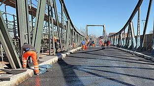 Das staatliche Bauamt Landshut gew&auml;hrt Einblicke in die Baustelle der Isarbr&uuml;cke.