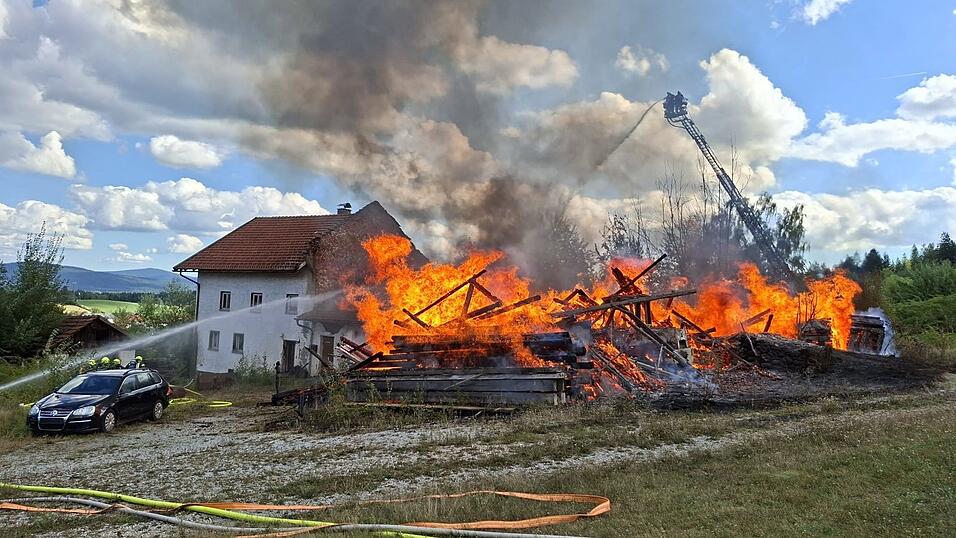 Am Sonntagnachmittag kämpften die Einsatzkräfte gegen das Feuer: Ein landwirtschaftlicher Stadl in Langdorf geriet in Brand. Verletzt wurde niemand. Am Sonntagnachmittag kämpften die Einsatzkräfte gegen das Feuer: Ein landwirtschaftlicher Stadl in Langdorf geriet in Brand. Verletzt wurde niemand.