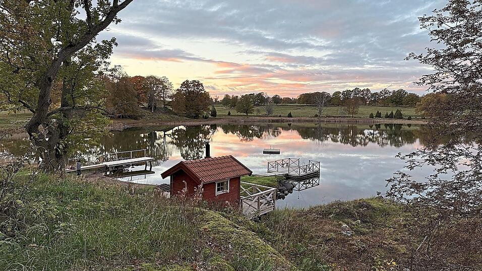 Der Sk&auml;rsj&ouml;n-See im Abendrot: Fische und Flusskrebse fangen, grillen, baden, Boot fahren und eine Sauna - Urlaub wie in Astrid Lindgrens Bullerb&uuml;. Skir&ouml; liegt etwa 60 Kilometer entfernt von der Astrid-Lindgren-Welt in Vimmerby.