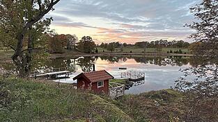 Der Skärsjön-See im Abendrot: Fische und Flusskrebse fangen, grillen, baden, Boot fahren und eine Sauna - Urlaub wie in Astrid Lindgrens Bullerbü. Skirö liegt etwa 60 Kilometer entfernt von der Astrid-Lindgren-Welt in Vimmerby. Der Skärsjön-See im Abendrot: Fische und Flusskrebse fangen, grillen, baden, Boot fahren und eine Sauna - Urlaub wie in Astrid Lindgrens Bullerbü. Skirö liegt etwa 60 Kilometer entfernt von der Astrid-Lindgren-Welt in Vimmerby.