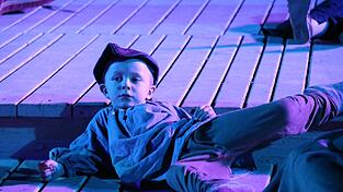 Da freut sich der Herr Regisseur. Dieser Bub ist vorschriftsmäßig verbogen.