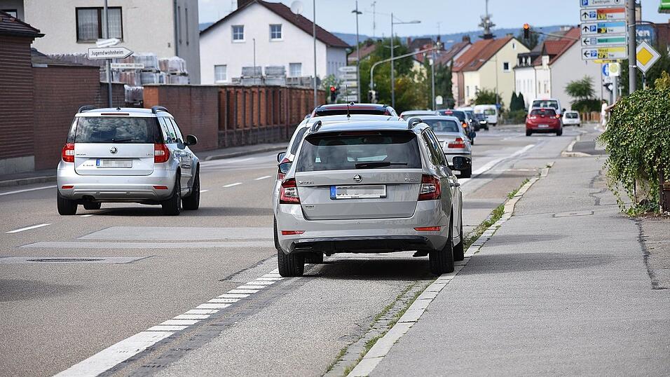Nix geht mehr am Radweg. Die dicke wei&szlig;e Linie an der Landshuter Stra&szlig;e ist f&uuml;r so manchen Autofahrer noch lange kein Grund, dort nicht mal eben zu parken.