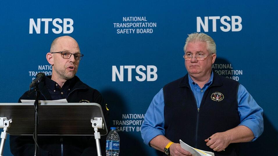 Nach dem Flugzeugunglück in Washington gehen Ermittler der Behörde NTSB widersprüchlichen Angaben zur Flughöhe der beteiligten Maschinen nach. Nach dem Flugzeugunglück in Washington gehen Ermittler der Behörde NTSB widersprüchlichen Angaben zur Flughöhe der beteiligten Maschinen nach.