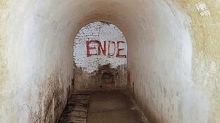 Die deutliche Aufschrift „ENDE“ an der Wand markiert den Schlusspunkt des ehemals begehbaren Bunkertrakts. Weite Teile sind hermetisch abgeriegelt. Die deutliche Aufschrift „ENDE“ an der Wand markiert den Schlusspunkt des ehemals begehbaren Bunkertrakts. Weite Teile sind hermetisch abgeriegelt.