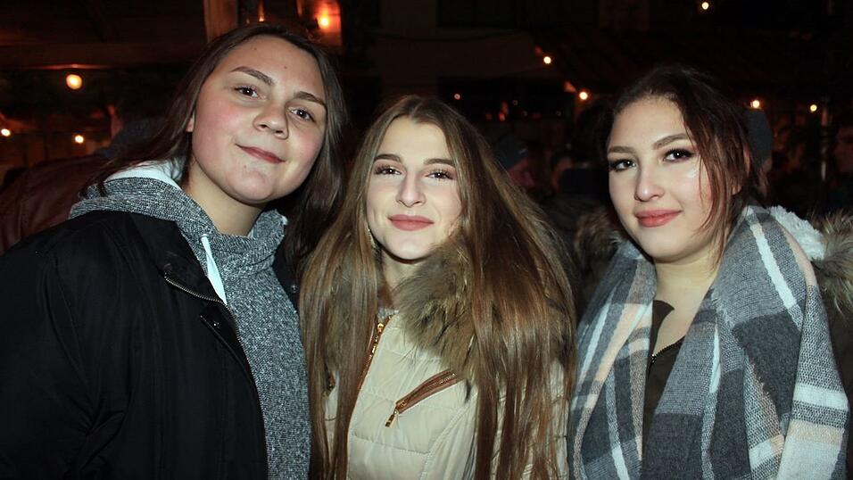 Seit einigen Jahren gehört auch die Weihnachtspyramide am Bischof-Sailer-Platz zur festen Institution zur Weihnachtszeit in Landshut, und ist vor allem bei der jüngeren Generation sehr beliebt. Seit einigen Jahren gehört auch die Weihnachtspyramide am Bischof-Sailer-Platz zur festen Institution zur Weihnachtszeit in Landshut, und ist vor allem bei der jüngeren Generation sehr beliebt.