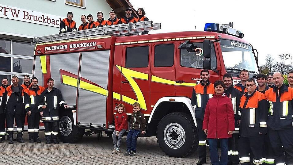Die Feuerwehr Bruckbach erhielt am Samstagmorgen ihr neues Feuerwehrauto, ein L&ouml;schgruppenfahrzeug vom Typ LF8/6.