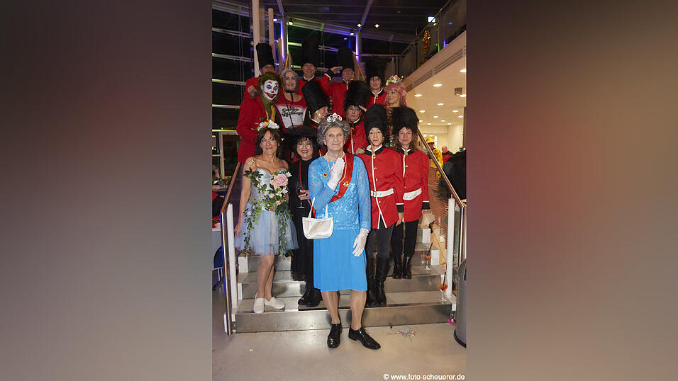 Die Narren waren bester Stimmung und hatten sich allesamt kreative Kostüme ausgesucht. Die Narren waren bester Stimmung und hatten sich allesamt kreative Kostüme ausgesucht.