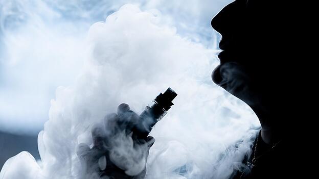 Vapen ist beliebt bei jungen Leuten. Manchen reicht aber Nikotin als Rauschmittel allein offenbar nicht aus.