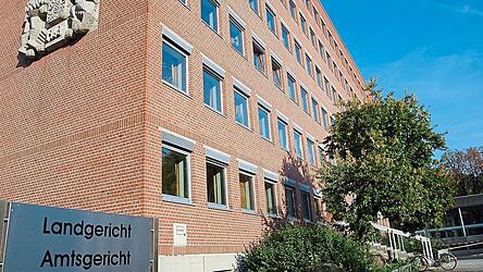 Vor dem Landgericht muss sich ein Mann verantworten wegen Bedrohung, Beleidigung und Missbrauch. Die Staatsanwaltschaft sieht in seinem Verhalten eine Mischung aus Kontrolle und Gewalt. (Archiv) Vor dem Landgericht muss sich ein Mann verantworten wegen Bedrohung, Beleidigung und Missbrauch. Die Staatsanwaltschaft sieht in seinem Verhalten eine Mischung aus Kontrolle und Gewalt. (Archiv)