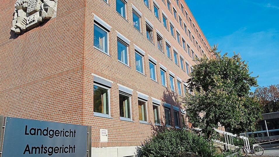 Vor dem Landgericht muss sich ein Mann verantworten wegen Bedrohung, Beleidigung und Missbrauch. Die Staatsanwaltschaft sieht in seinem Verhalten eine Mischung aus Kontrolle und Gewalt. (Archiv)