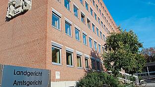 Vor dem Landgericht muss sich ein Mann verantworten wegen Bedrohung, Beleidigung und Missbrauch. Die Staatsanwaltschaft sieht ihn seinem Verhalten eine Mischung aus Kontrolle und Gewalt. (Archiv)