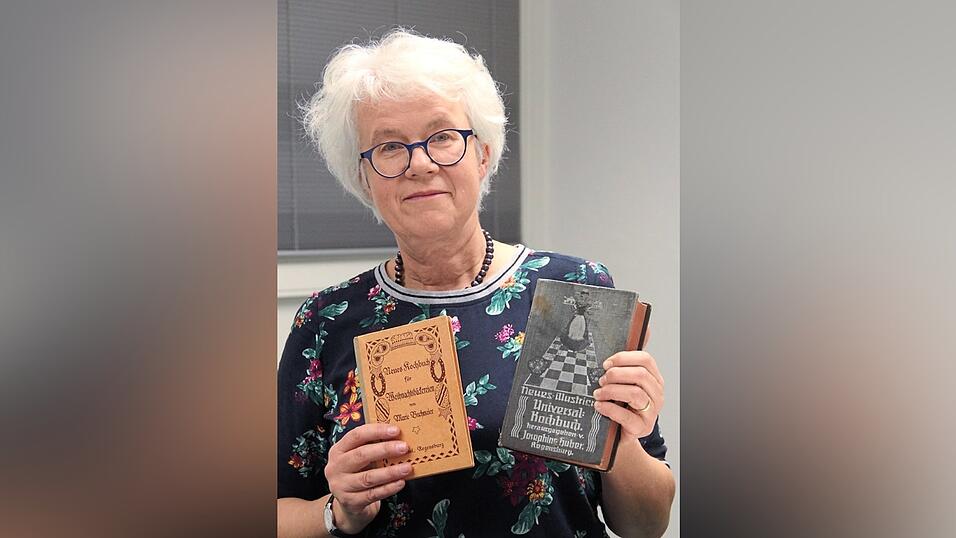 Barbara Michal zeigt zwei über hundert Jahre alte Kochbücher. Während vorher in Rezepten nur allgemein von Kleingebäck die Rede war, trägt jenes von 1907 (links) Weihnachten dann sogar schon im Titel. Barbara Michal zeigt zwei über hundert Jahre alte Kochbücher. Während vorher in Rezepten nur allgemein von Kleingebäck die Rede war, trägt jenes von 1907 (links) Weihnachten dann sogar schon im Titel.