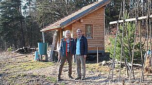 G&uuml;nther Aschenbrenner und Ewald Hausladen freuen sich &uuml;ber ihren Ger&auml;teschuppen, der die Arbeit auf dem Feld erleichtert.