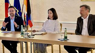 MdL Dr. Gerhard Hopp (links) sieht die bayerisch-tschechische Nachbarschaft auf einer guten Basis, sie d&uuml;rfe aber nicht als selbstverst&auml;ndlich betrachtet werden. Rechts von ihm Birgit Boeser und der tschechische Parlamentarier Jan Kucha&oslash; bei der Diskussion im Rathaus-Saal.