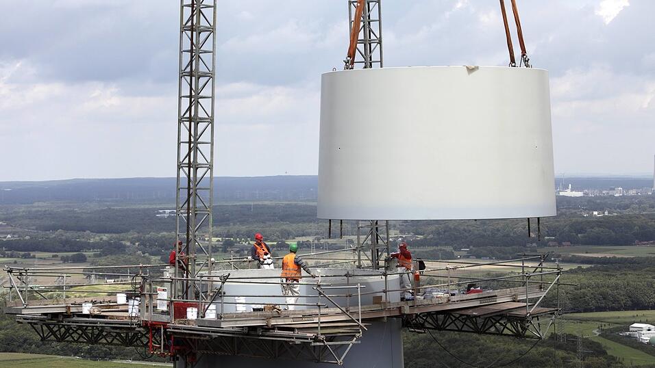 So k&ouml;nnte es bald vielerorts auch in Ostbayern aussehen: Einige Bauantr&auml;ge f&uuml;r Windr&auml;der liegen den Landrats&auml;mtern und Bezirksregierungen bereits vor. (Symbolfoto)