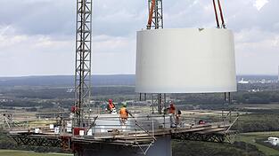 So k&ouml;nnte es bald vielerorts auch in Ostbayern aussehen: Einige Bauantr&auml;ge f&uuml;r Windr&auml;der liegen den Landrats&auml;mtern und Bezirksregierungen bereits vor. (Symbolfoto)