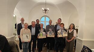Rita Neumaier (von rechts), Evelyn Schwimmer, Floriran Liebl, Rosi Gstettner, Elfriede Wackerbauer, Uli Karg, Prof. Dr. Martin Balle, Elisabeth Niederbruckner und Thomas Gedeck Rita Neumaier (von rechts), Evelyn Schwimmer, Floriran Liebl, Rosi Gstettner, Elfriede Wackerbauer, Uli Karg, Prof. Dr. Martin Balle, Elisabeth Niederbruckner und Thomas Gedeck