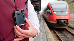 Rund ein Drittel der Kundenbetreuer bei der Deutschen Bahn haben sich eine Bodycam aushändigen lassen. (Symbolbild) Rund ein Drittel der Kundenbetreuer bei der Deutschen Bahn haben sich eine Bodycam aushändigen lassen. (Symbolbild)