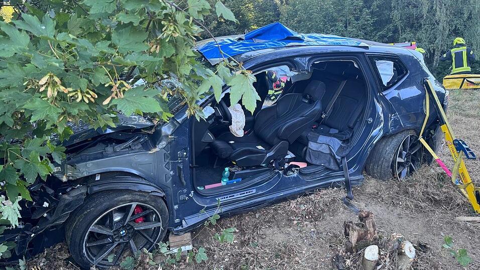 Die Einsatzkräfte befreiten den Fahrer aus dem zusammengedrückten Auto. Die Einsatzkräfte befreiten den Fahrer aus dem zusammengedrückten Auto.