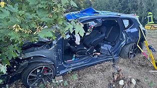 Die Einsatzkräfte befreiten den Fahrer aus dem zusammengedrückten Auto. Die Einsatzkräfte befreiten den Fahrer aus dem zusammengedrückten Auto.