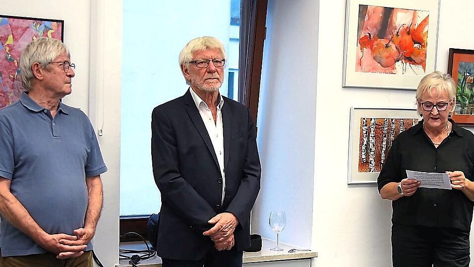 Monika Baumann (v.r.) und Bernd Scheumaier mit dem K&uuml;nstler Anton Fellermair vor den Aquarellen von Schussmann.