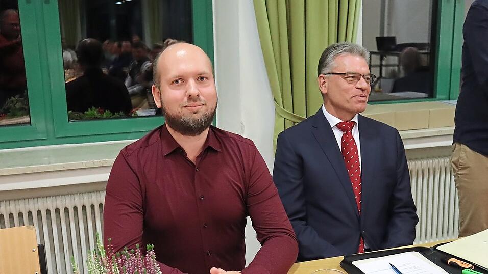 Das Vorstandsduo der Feuerwehr Moosburg, Thomas R&ouml;dl (links) und Christian Br&uuml;lbeck, leitete eine harmonische Hauptversammlung.
