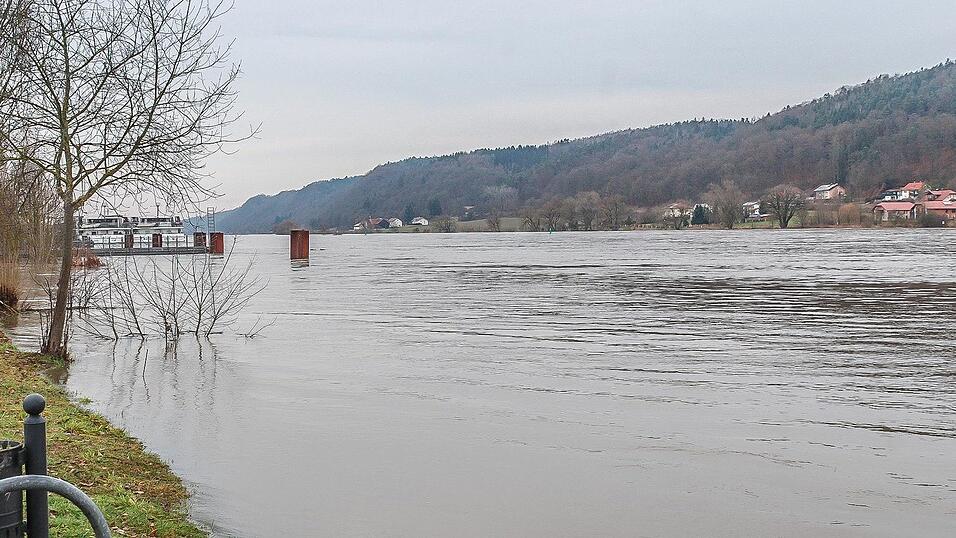 Auch in Vilshofen stieg die Donau &uuml;ber die Ufer.