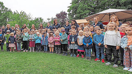 Neben den Mitarbeitern, zahlreichen Ehreng&auml;sten und vielen Eltern waren auch viele Kastanienburg-Kinder zur Jubil&auml;umsfeier gekommen.