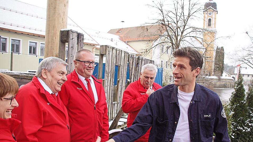 Locker, nahbar, ein Lächeln im Gesicht: Weltstar Thomas Müller bei der Ankunft in Rettenbach.