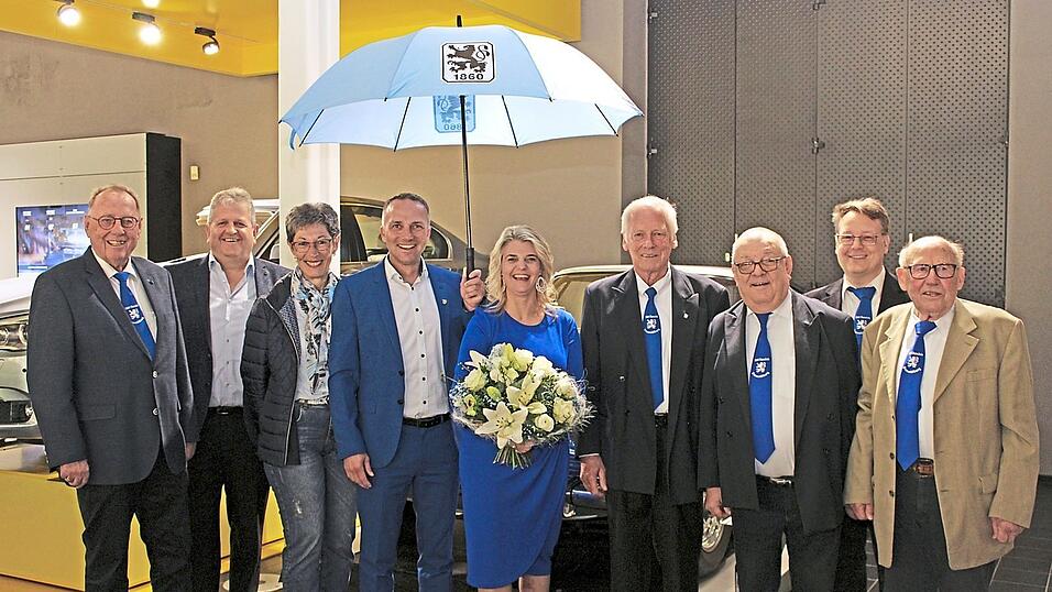 Löwenfans wohin man blickt: Bürgermeister Armin Grassinger mit Gattin Melanie übernimmt die Schirmherrschaft für die große Jubiläumsfeier Ende August. Löwenfans wohin man blickt: Bürgermeister Armin Grassinger mit Gattin Melanie übernimmt die Schirmherrschaft für die große Jubiläumsfeier Ende August.