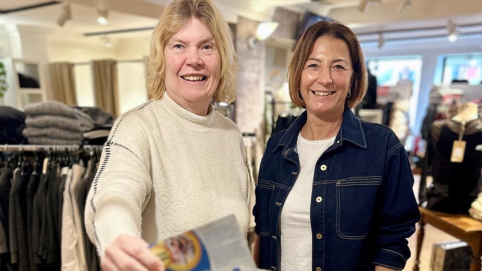 Die ersten Teilnahmescheine befinden sich bereits in der Lostrommel der Mode-Boutique &bdquo;Charivari&ldquo;. Hier Inhaberin Sabine Jarosch (rechts) zusammen mit der Stadtmarketing-Vorsitzenden Conny Decker.