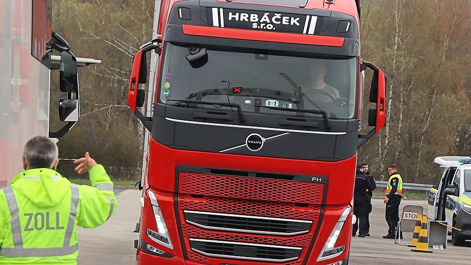 Ein Zöllner hilft, den Lastwagen für die Hightech-Kontrolle in Position zu bringen. Ein Zöllner hilft, den Lastwagen für die Hightech-Kontrolle in Position zu bringen.