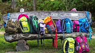Kinder wollen oft einen eigenen Rucksack tragen. Er sollte jedoch besonders leicht sein. Kinder wollen oft einen eigenen Rucksack tragen. Er sollte jedoch besonders leicht sein.