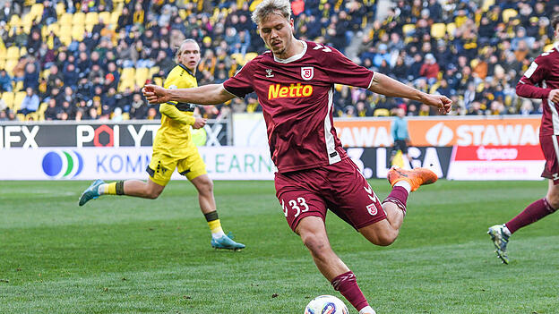 Wie Hansa sind die Regensburger auf den dritten Zu-null-Sieg in Folge aus. Wenn Innenverteidiger Nick Seidel (im Bild), der in Aachen erstmals seit zwei Monaten in der Liga zum Einsatz kam und die verletzten Robin Ziegele und Leopold Wurm mit Leo M&auml;tzler stark vertrat, erneut eine starke Leistung zeigt, wird es schwer f&uuml;r den Rostocker Sturm.