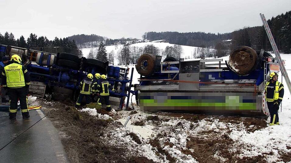 Der Milchtransporter wollte ausweichen, kam ins Schleudern und kippte in den Straßengraben.