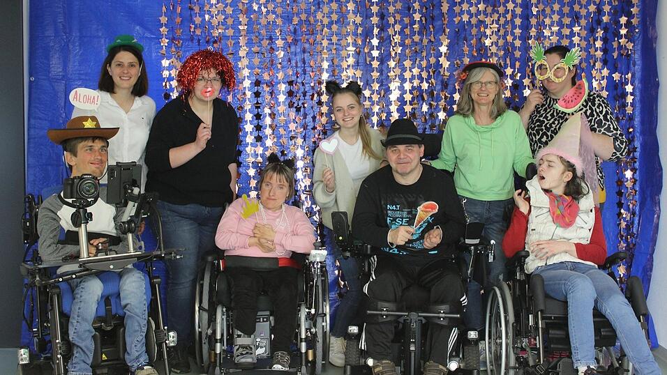 In der aufgestellten Fotobox: Die Leiterin der Lebenshilfe Viechtach Elisabeth Raith (l.) sorgt gemeinsam mit ihren Mitarbeiterinnen daf&uuml;r, dass sich die Bewohner wohlf&uuml;hlen.