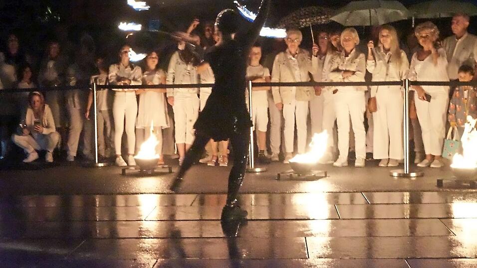 Nicht nur die Firedancer lie&szlig;en den Funken in der Deggendorfer Stadthalle &uuml;berspringen...
