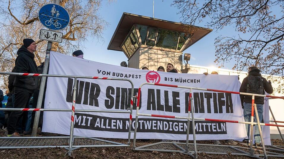 Sie setzten sich auch für andere inhaftierte Mitglieder der linken Szene ein, die in Budapest an Angriffen auf Rechtsextremisten beteiligt gewesen sein sollen.