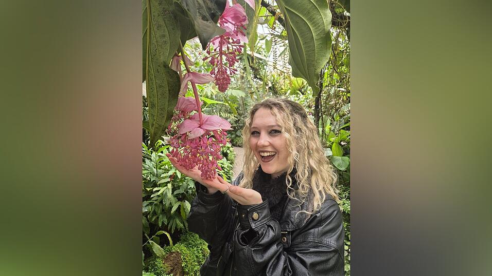 Fee, eine langj&auml;hrige Freundin von Podcast-Moderatorin Laura Mies, erz&auml;hlt in Folge acht, wie leicht sie als Studentin in Bayreuth neue Leute kennengelernt hat, mit denen sie etwa auf selbst organisierte Raves geht.