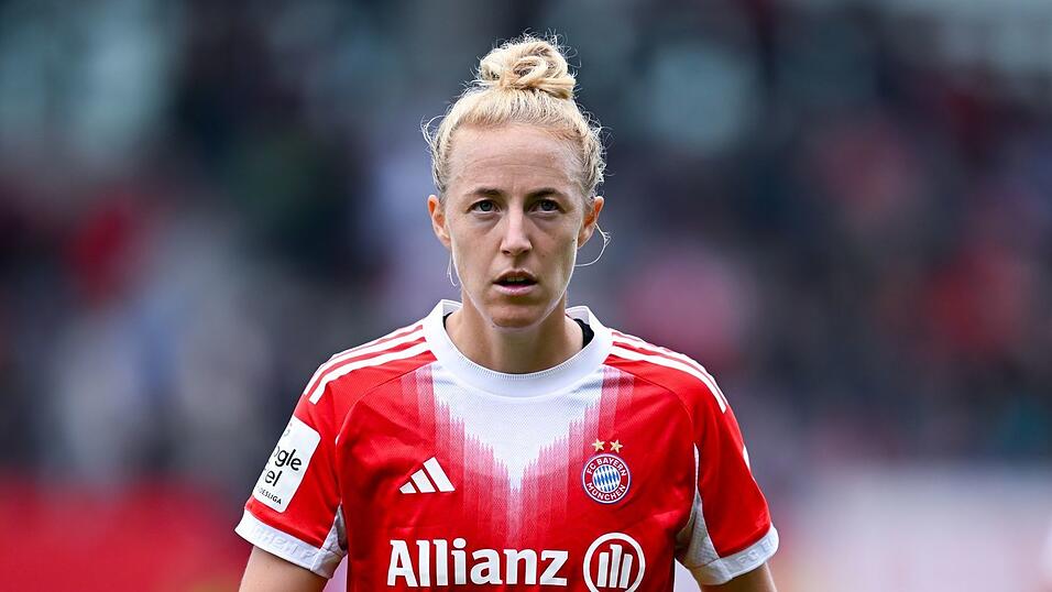 Abwehrspielerin Carolin Simon vom FC Bayern verletzte sich in Barcelona. (Archivfoto) Abwehrspielerin Carolin Simon vom FC Bayern verletzte sich in Barcelona. (Archivfoto)