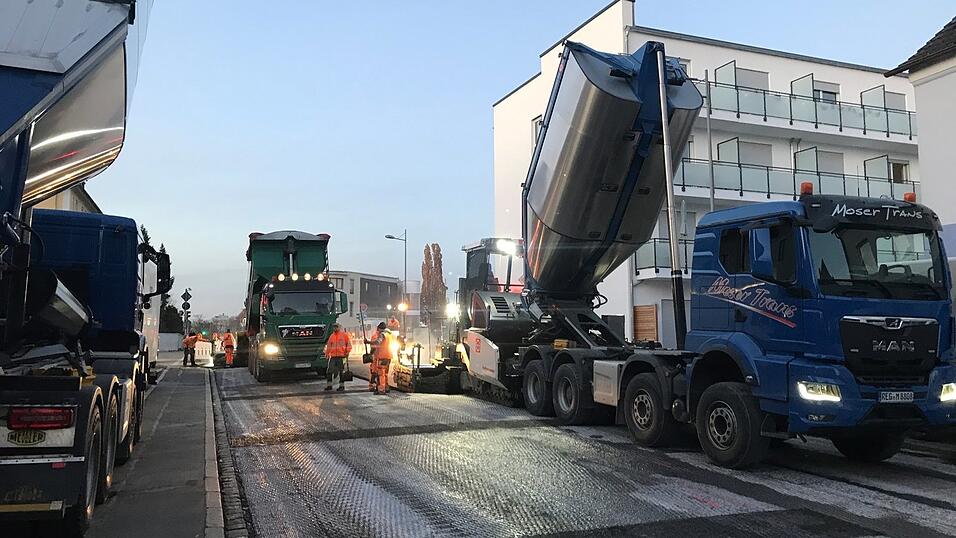Gegen 17 Uhr konnten die Arbeiten an der Landshuter Straße endlich beginnen. Gegen 17 Uhr konnten die Arbeiten an der Landshuter Straße endlich beginnen.