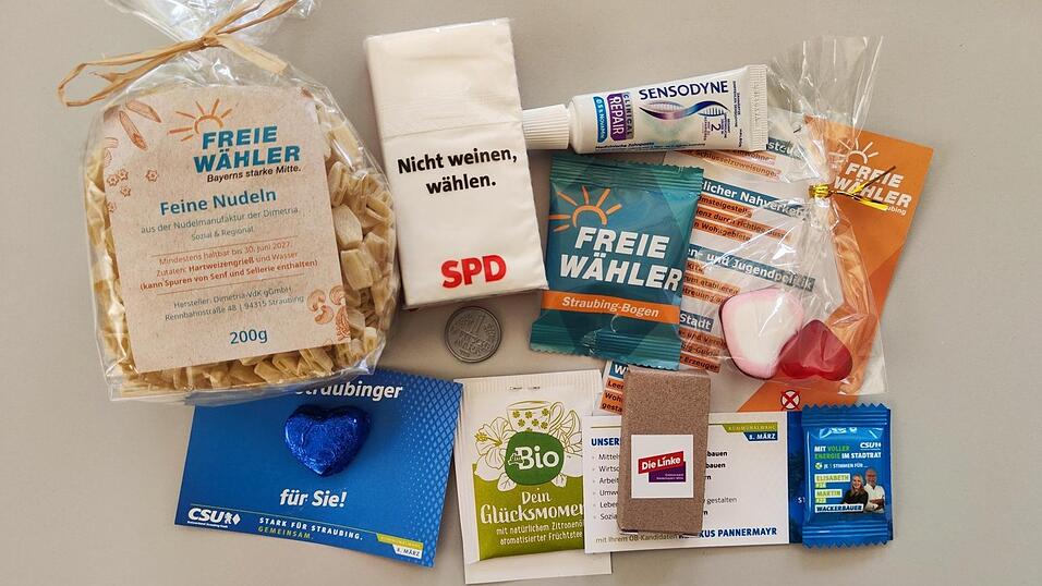 Geschenkt&uuml;ten und viele Kleinigkeiten: Tee, Zahnpasta, Tempos, Schokolade, Lineale, Nudeln, Stifte, Bonbons Gummib&auml;rchen, Einkaufswagenchips. Die Parteien versuchen mit vielen Kleinigkeiten, die Gunst der W&auml;hler zu erhalten.